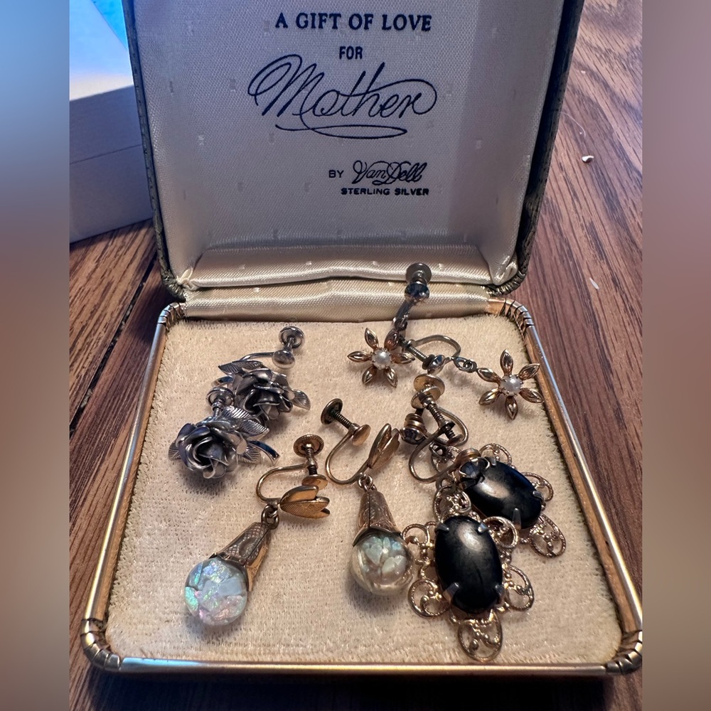 4 pairs of vintage earrings screw on non-pierced